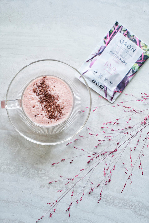 GRØNのレッドヒートを使ったレシピ -寒い季節にカフェインフリーのホットプロテインラテ