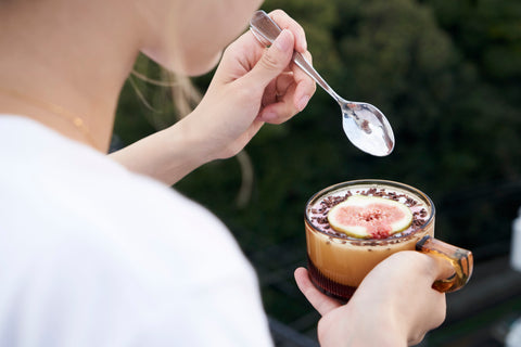 GRØNのレッドヒートを使ったレシピ -イチジクとカカオニブのプロテインヨーグルト