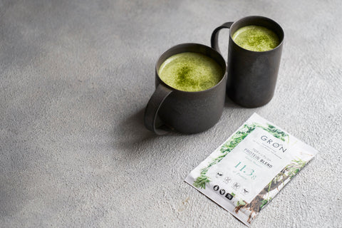 GRØNのグリーンモンスターを使ったレシピ -スーパーフードたっぷりの抹茶プロテインラテのつくり方