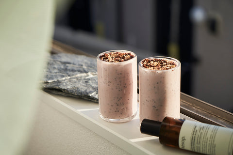 GRØNのレッドヒートレシピ -手軽な朝食に。カカオとナッツたっぷりのチアシード入りプロテインスムージー