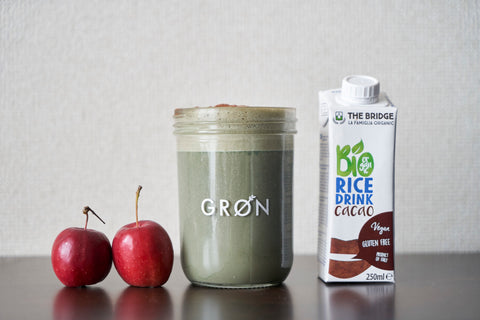 GRØNのグリーンモンスターレシピ -30秒で完成・ココア味のライスミルクで作るグリーンプロテインドリンク