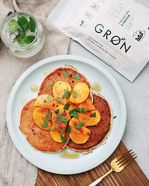 GRØNのパンケーキミックスを使ったレシピ -季節の味をトッピング・柿のビーガンパンケーキ